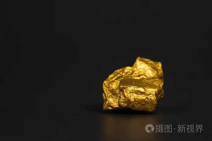 在黑色背景宝石或金石上特写金块或金矿石的财务和商业理念