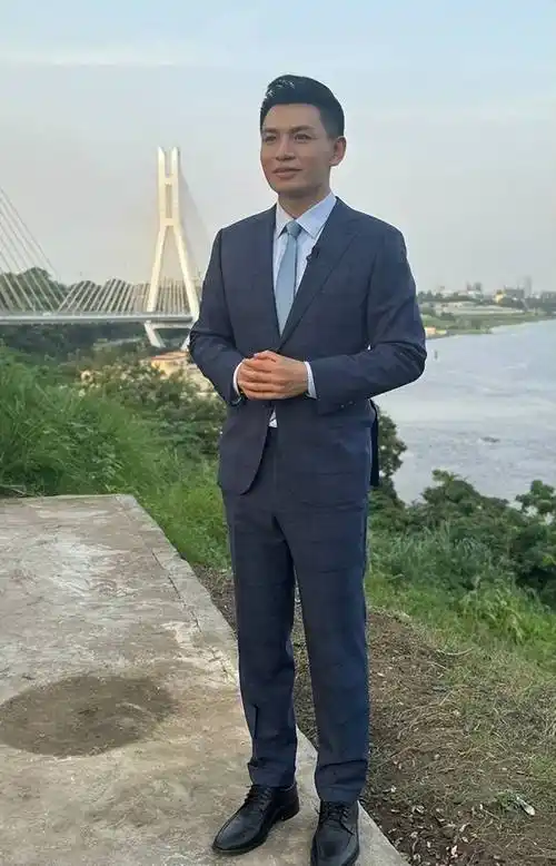 何岩柯结束刚果布出国采访一回国就立马出镜新闻30分