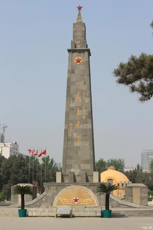 位于邯郸市内的晋冀鲁豫烈士陵园,包括左权将军在内的烈士安息于此.