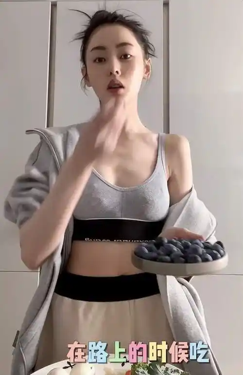 张天爱穿运动内衣晒营养早餐,身材纤瘦锁骨突出,网友劝她多吃点