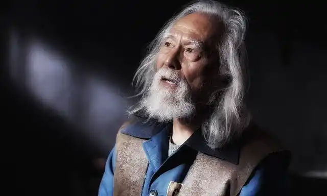 号称"中国最帅老头",耄耋之年还拍照秀恩爱,座驾更不同凡响