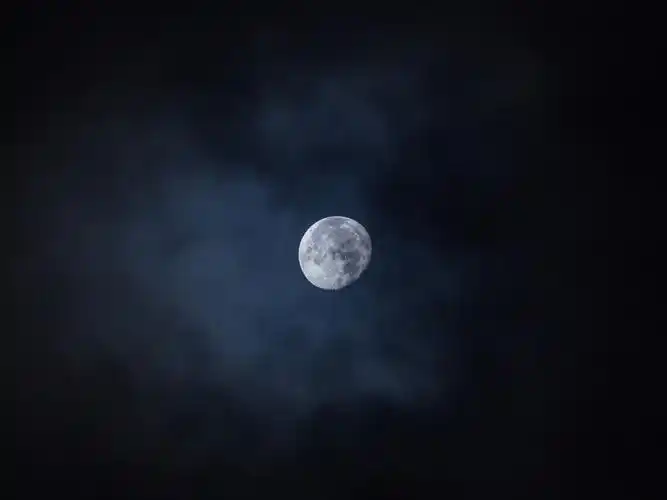 月亮在天空中,夜晚 壁纸