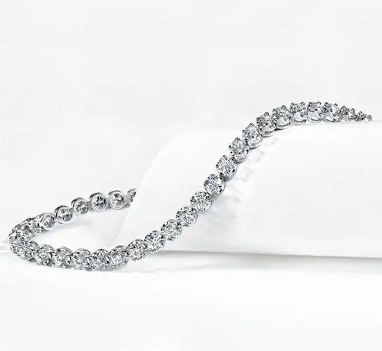 周生生时尚简洁大方钻石手链