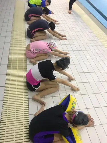 蛙泳腿不会蹬,脚翻不出来,来拉一拉韧带吧.