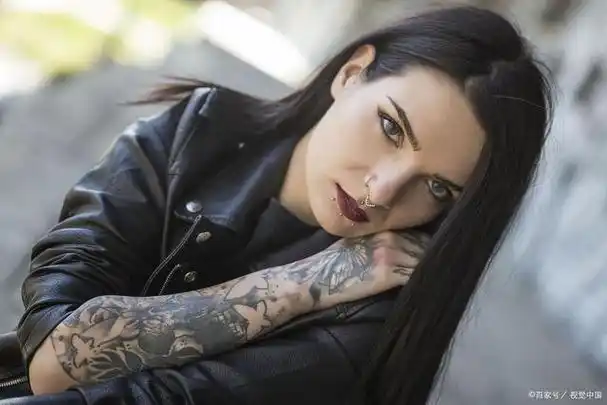 为什么大多数人会觉得抽烟纹身的女人都不是"好女人"呢?