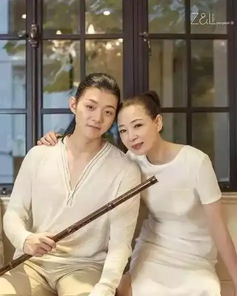 儿子霍尊出生时仲小萍的歌唱事业正值辉煌,但因霍尊在1岁半时险些意外