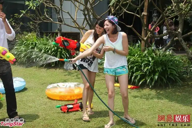 郭雪芙与男星用水枪互射