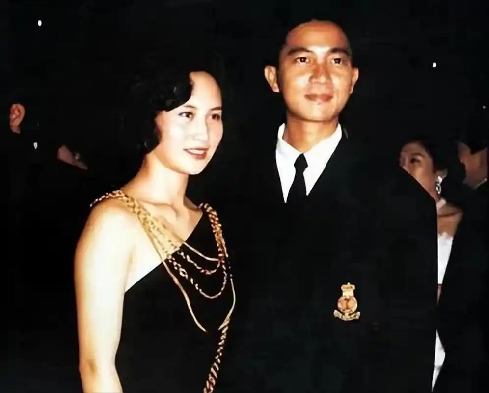 有种爱情叫何超琼和陈百强,你送我出嫁,我为你扶灵!