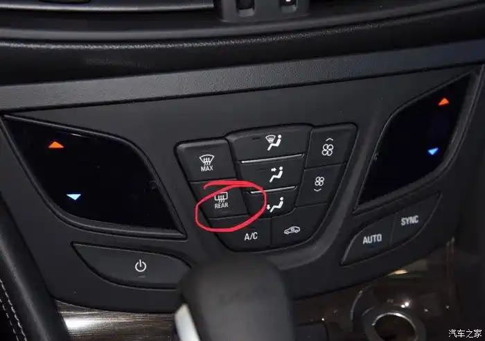 昂科威的后视镜加热在哪开启