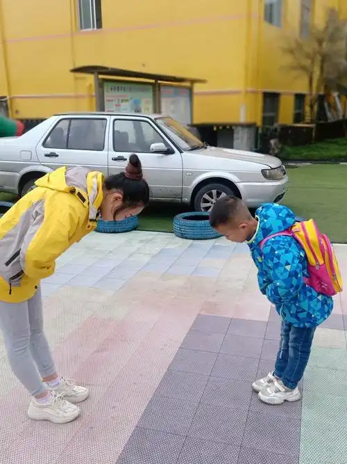 行传统中国礼,做文明中国人——吉首市谷韵童声幼儿园(芒果学一班) -