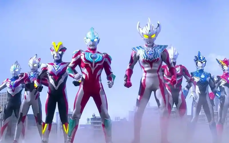 这么一大群奥特曼站到这还挺有气势的