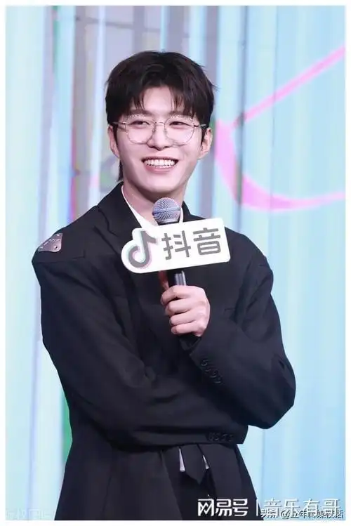 范丞丞2000年出生于山东青岛市,2018年,发布首支个人单曲《im here》