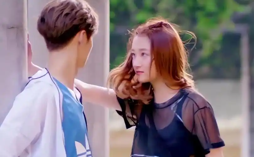 "爱情长存:明星情侣鹿晗与关晓彤七年恋情的坚守与甜蜜"