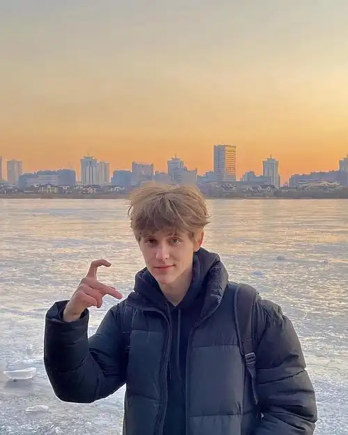 ins新帖,配文在纽约傍晚时分的美好,日落和少年的你🌇#俄罗斯帅哥