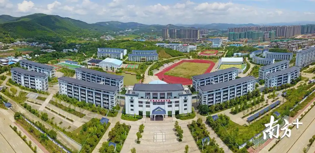 建校4年多时间,集幼儿园至高中的梅县外国语学校声名日噪.