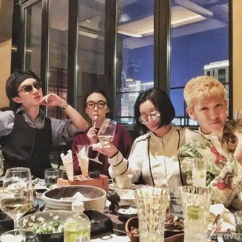 在第五季《奇葩说》开播前一天,辩手董婧发布微博,称与傅首尔在化妆间