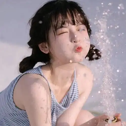 有没有姐妹有那种非常夏天凉快一点的头像女生穿吊带的