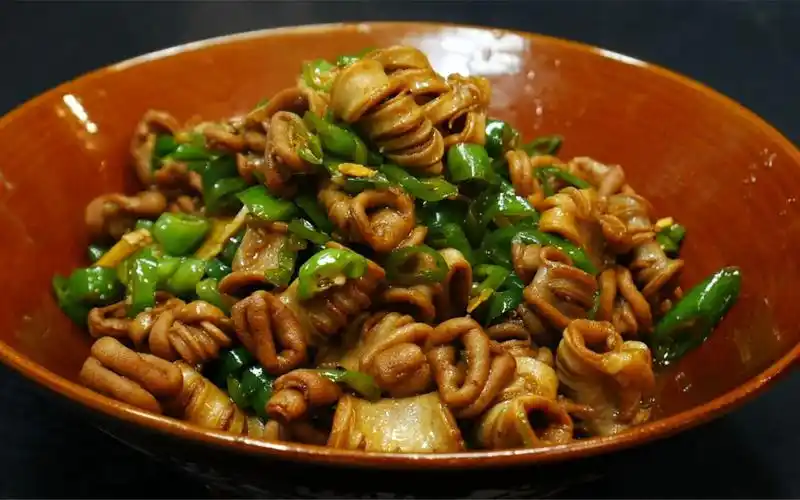 湘菜大厨教你"青椒炒小肠"的家常做法,香辣爽脆,开胃下饭