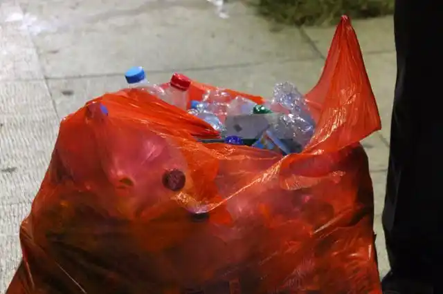 有朋友喊出去吃饭都不敢去,去了请不起人家,还耽误捡瓶子