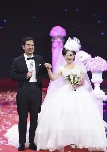 而捍卫了爱情,为了张国立邓付出了青春乃至不要儿女,为使家庭幸福