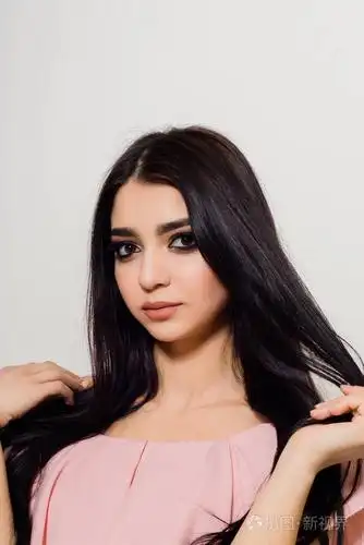 长头发的漂亮黑发女孩