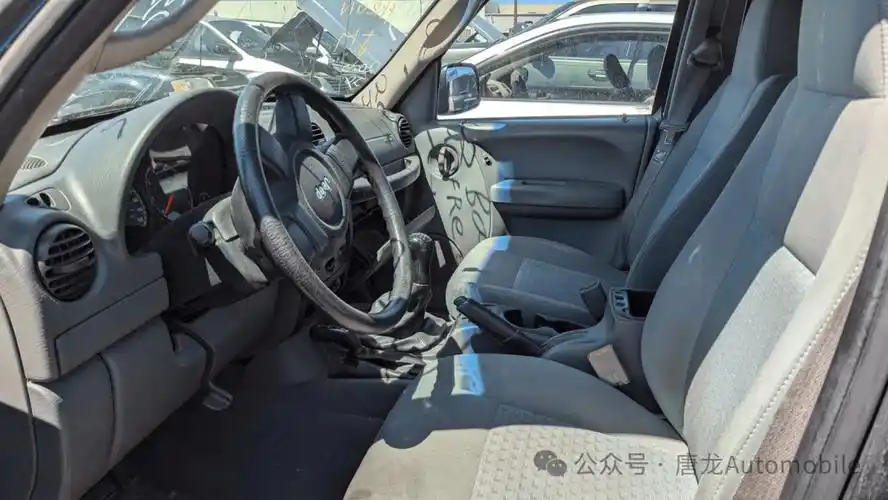 【报废车见闻】2006 款吉普自由人运动版四驱手动变速器是的,这是一款