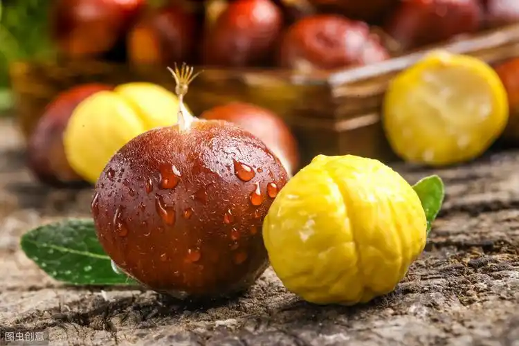 呵口气都会起雾的秋冬,捧一包糖炒板栗,边走边剥几颗放进嘴里,甜甜糯