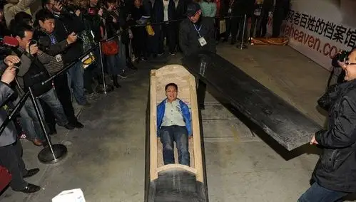 商家展示殡葬品 邀人棺材里睡满一分钟即给五百元