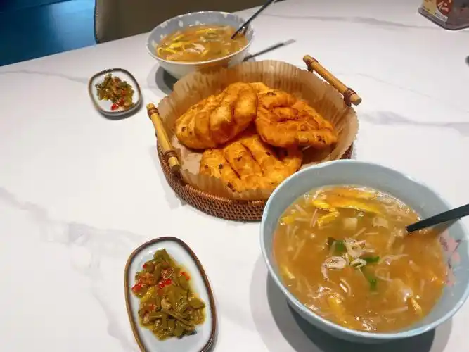 早餐胡辣汤配油条