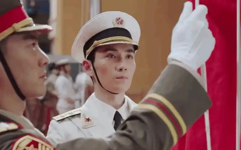 《我和我的祖国—回归篇》帅气护旗手朱一龙