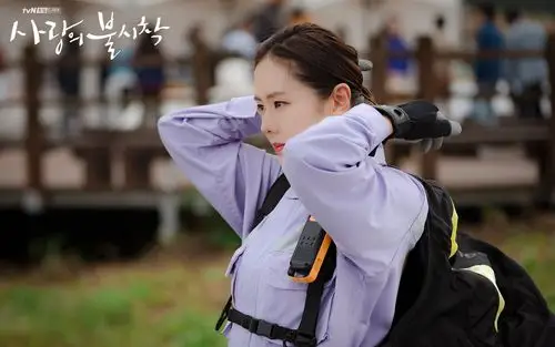 首页 桌面壁纸 日韩影视 孙艺珍《爱的迫降》剧照图片壁纸 上一张 下