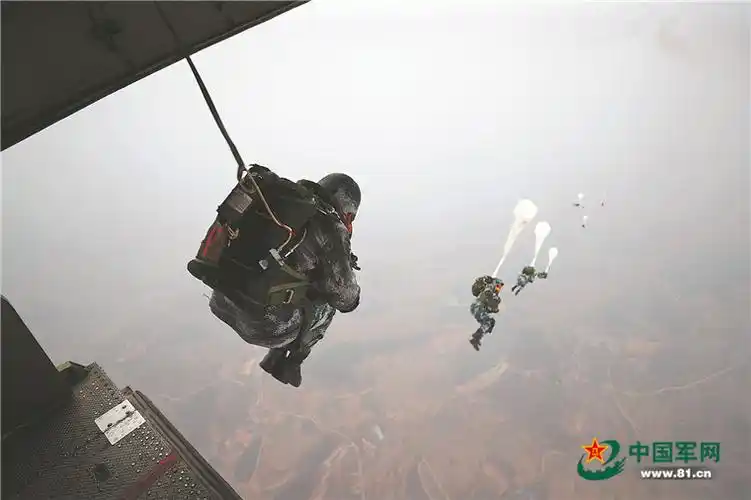 空降兵某旅新训女兵展开新年度首次大飞机跳伞训练 - 中国军网
