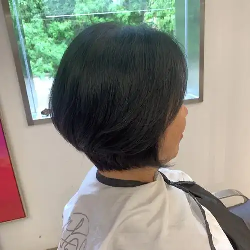 后面蓬松的卷发996901_发型_卷发_女生短发发型_时尚_发型