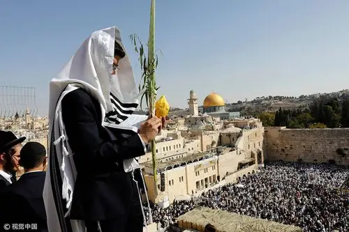 当地时间2017年10月8日,耶路撒冷,犹太教信徒身着宗教服装聚集在