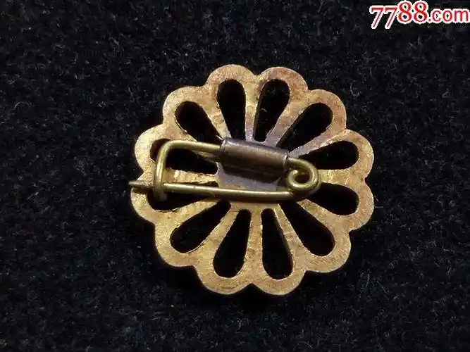 二战日本.皇室菊瓣纹金徽章.铜鎏金