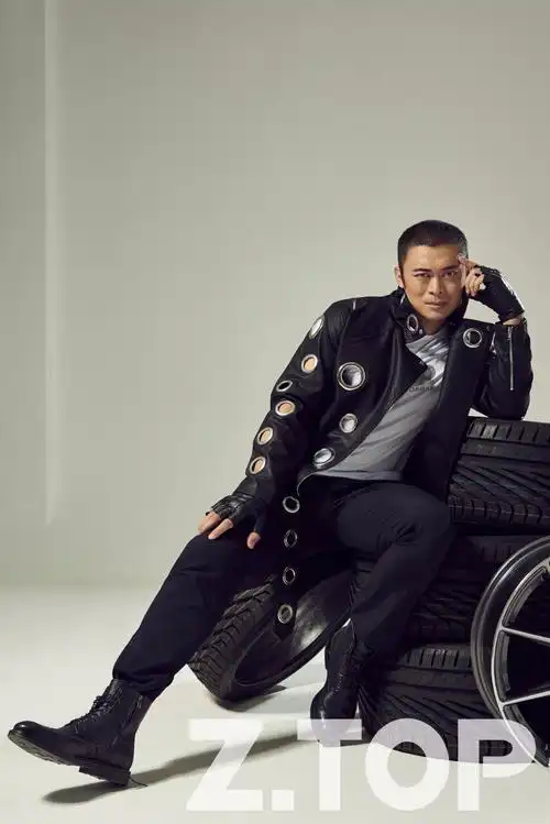 近日,演员樊少皇曝光一组机车写真大片.