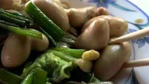 台湾街头美食爆炒鸡睾丸,吃过的人,都说味道好棒