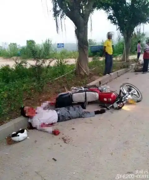 吓人!大埔车祸两人倒地不起!无锡客运站一辆大巴车冲进候车室.