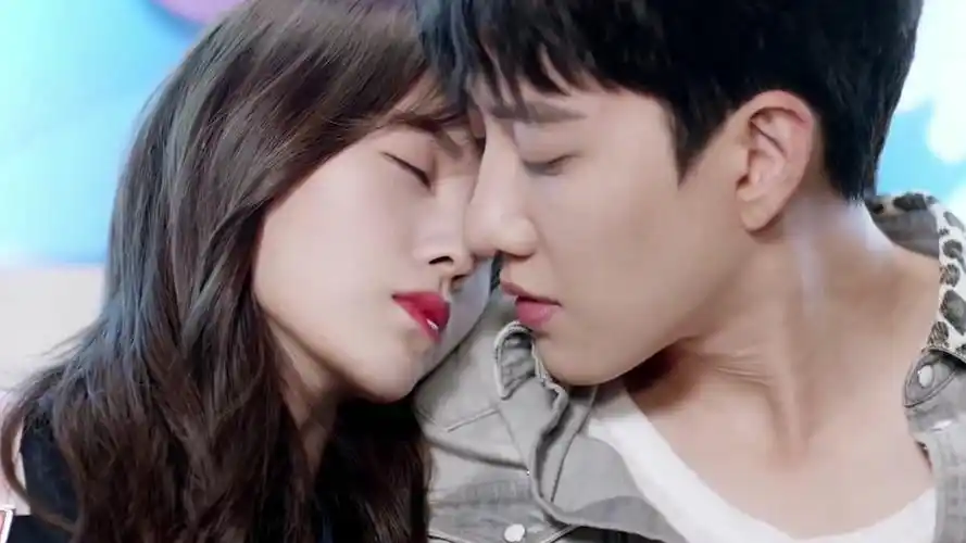 《游泳先生》茶茶喝醉靠在泳泽怀里,泳泽一转头就想亲她