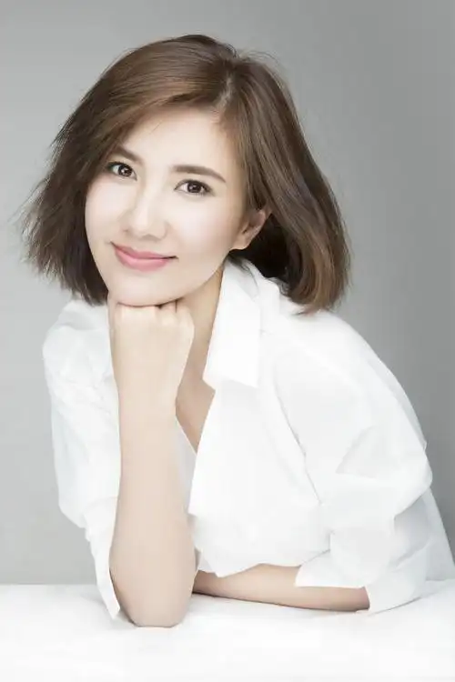 边潇潇新剧首演反派 最新写真尽显温婉女人风