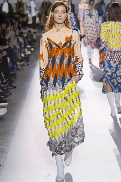 无论是在t台上,还是在大街小巷中,大家都能看到各种各样的印花元素