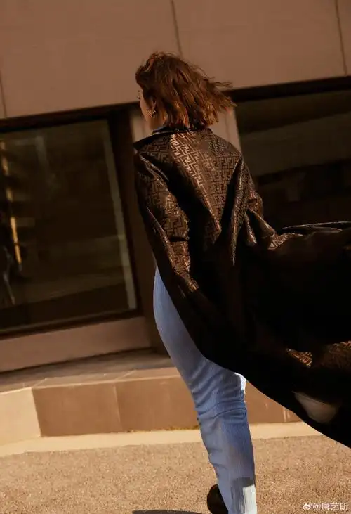 唐艺昕盛夏的傍晚#街拍女王95回来了,昕昕好酷我好爱,不愧是我派耨