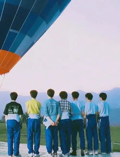 时代少年团背影图