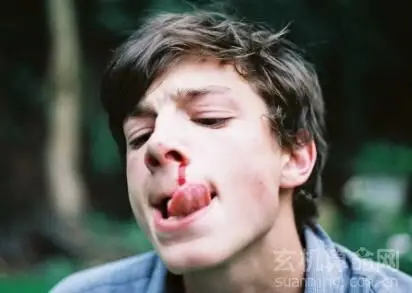 梦见流鼻血会带来好运,意味着在路上都有可能捡到钱