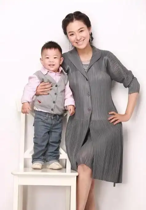 演员沈傲君:同居10年男友跑了,转身嫁外交官幸福美满