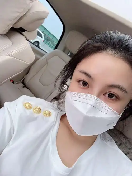 歌手刘萱萱复工路上戴口罩发文 继续做喜欢的事