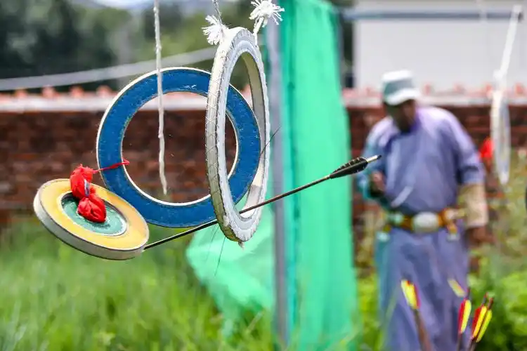 蒙古族传统射箭是草原"男儿三艺"之一,有着深厚的群众基础.