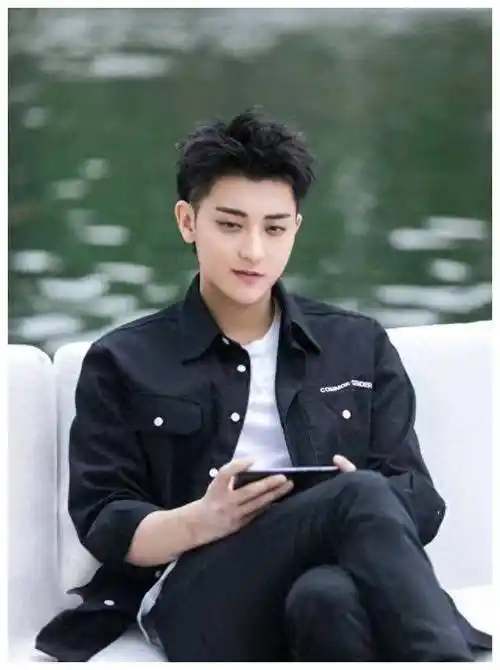 原创黄子韬携外星兄弟霸气回归瞬间梦回18岁引发网友热议