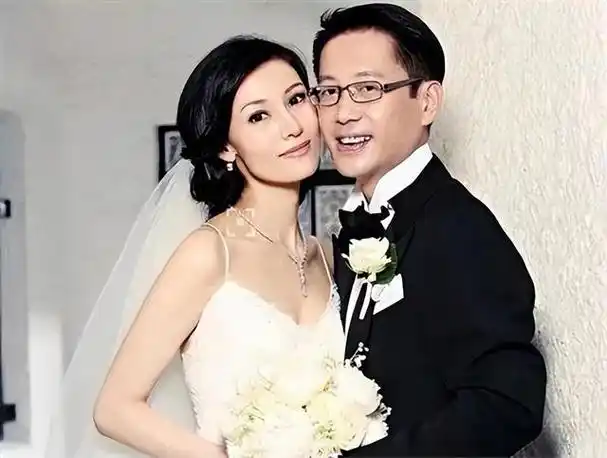 李嘉欣和豪门富二代许晋亨在香港石澳道10号举办了一场奢华的婚礼