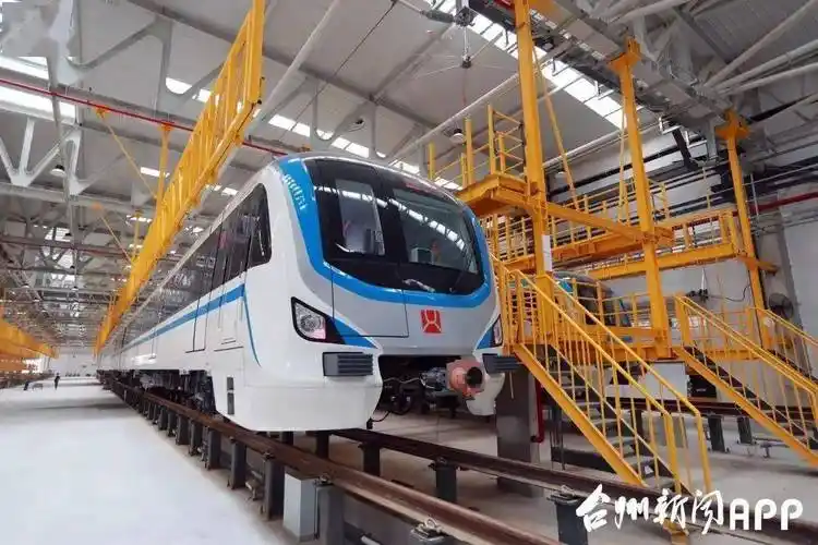 台州轻轨12辆列车集结温岭城南站试运行倒计时